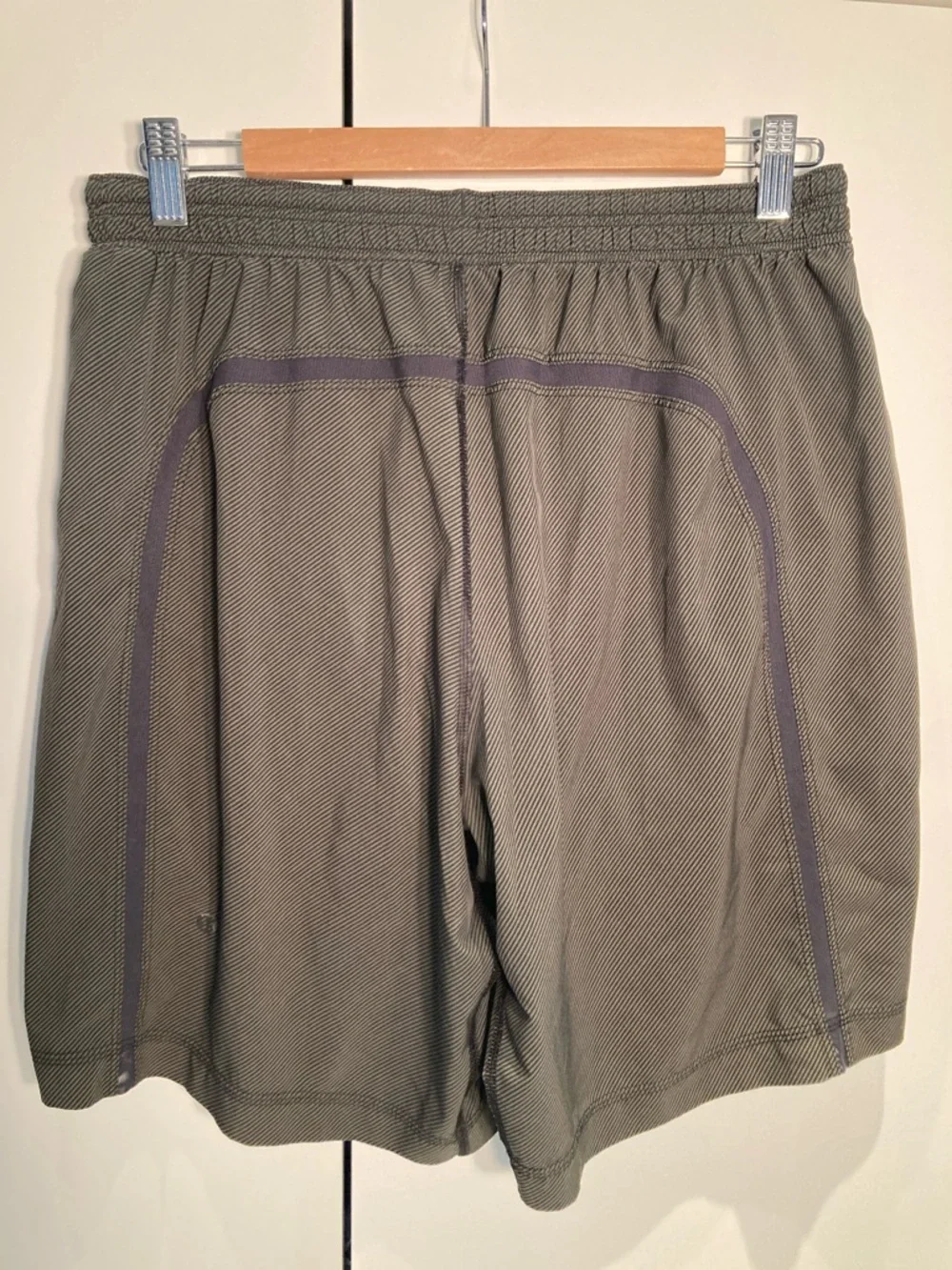 Lululemon run response men’s performance shorts L dark green black Stripes